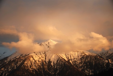 Toz pembe bulutlarla çevrili kudretli Tatar Dağı